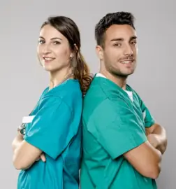 Medico e infermiere con casacche colorate