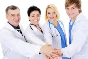 Team di medici in camice bianco