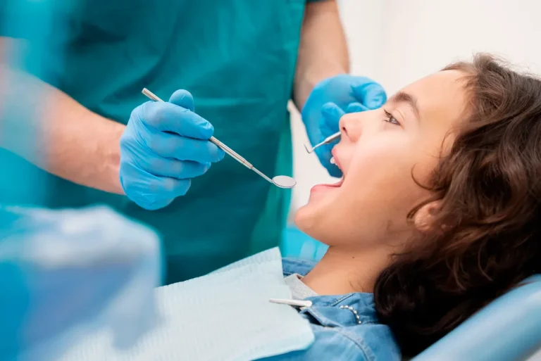 Camice da dentista: ecco la guida su come sceglierlo