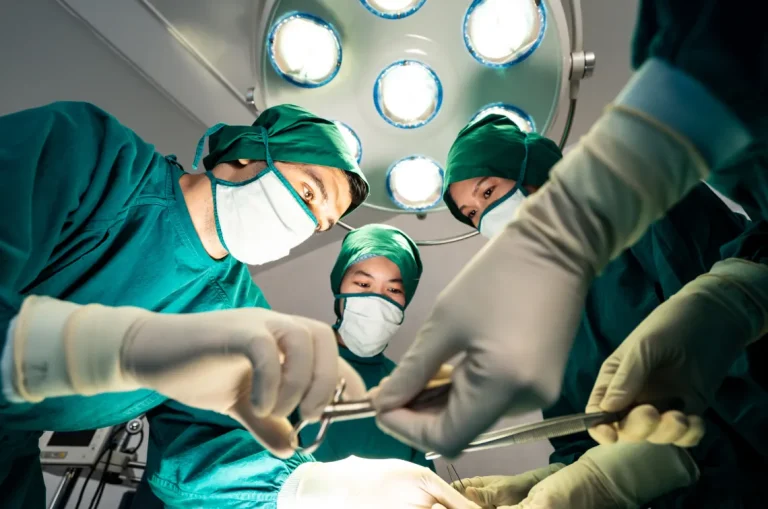Perché medici e infermieri hanno le casacche e i camici verdi in sala operatoria?