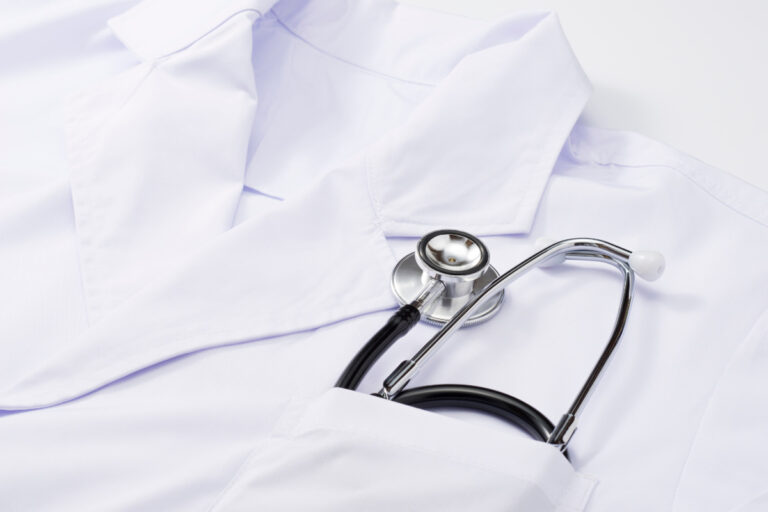 Camice medico da donna: come scegliere il modello migliore