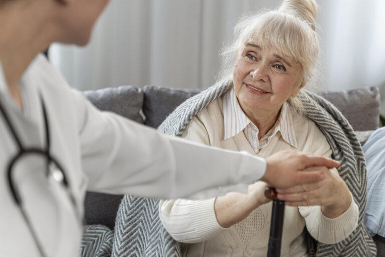 Divisa per il personale di una RSA: cosa deve includere e come sceglierla
