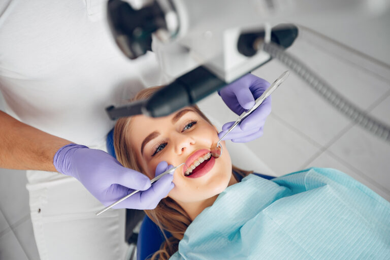 Divise sanitarie per dentisti: come scegliere un abbigliamento professionale che migliori davvero la giornata lavorativa